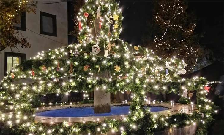 Durch die Deko leuchtet der Brunnen bis Anfang des neuen Jahres sehr schön und festlich.  Foto: privat
