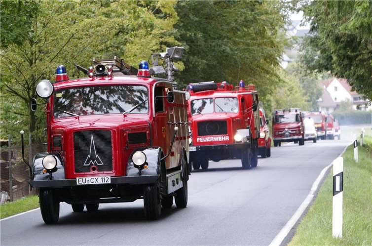 Durch die Eifel, vorn ein Magirus-Deutz LF 15 Typ S, Erstzulassung 1949.