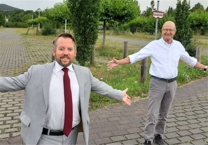„Durch die Errichtung von mehrgeschossigen Parkdecks in Leichtbauweise auf der großen Parkfläche vor der Hochschule könnte ausreichend zusätzlicher Parkraum geschaffen werden. Diese großen Flächen wären dann auch viel besser genutzt!“ schlagen Stephan Wefelscheid (links) und Edgar Kühlenthal (rechts) vor, beide Stadtratsmitglieder Freie Wähler.