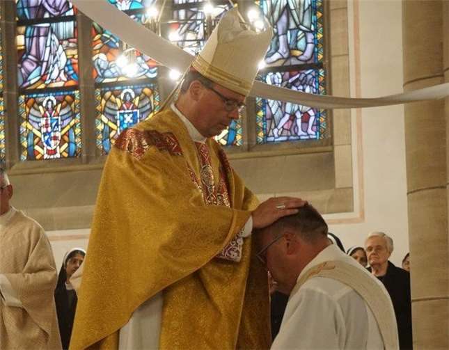 Durch die Handauflegung empfing der Neupriester das Sakrament der Priesterweihe.
