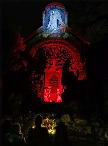 Durch die Herz-Jesu-Kapelle fiel gebündeltes Licht durch die Fenster und ließ diese in Blau und Rot erstrahlen.Fotos: privat