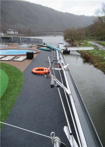 Schiff kollidiert mit Straßenbrücke Durch die Kollision mit der Brücke kam es zu Beschädigungen auf dem Fahrgastkabinenschiff. Foto: Polizei