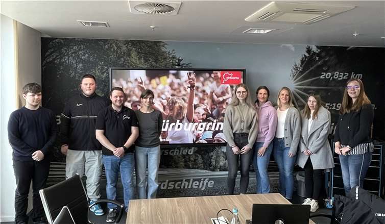 Durch die Kooperation mit startup@school öffnete die Personalabteilung des Nürburgrings seine Türen für die Klassenstufe 12 Wirtschaft der FOS Adenau. Quelle: FOS Adenau