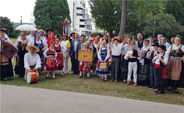 Durch die Kostümierung der Tanz- und Musikgruppen wurde es ein buntes Fest.