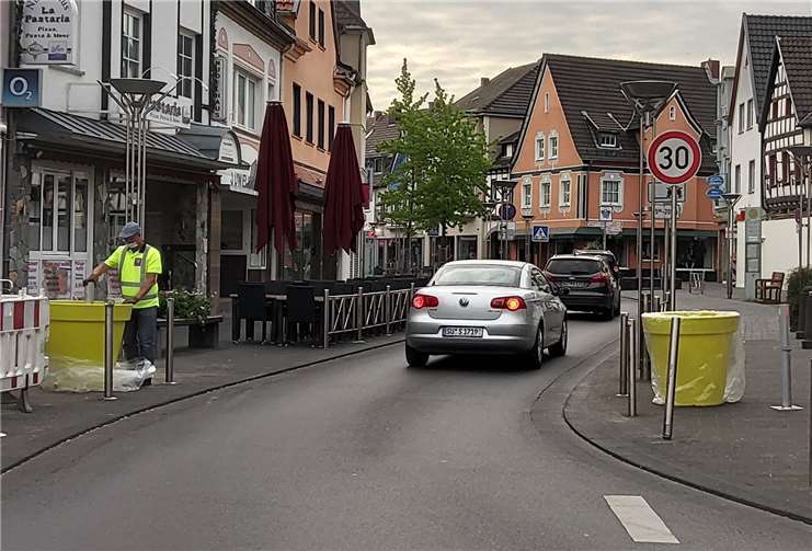 Durch die Mitarbeiter des Dienstleisters Flower and Shower wurden die Flower Pots zuerst an Ort und Stelle gestellt und später mit Blumenerde und Blumen bestückt.