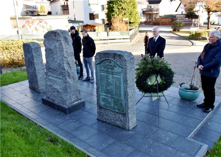 Durch die Neugestaltung des Ehrenmals sind jetzt auch die Tafeln auf der Rückseite lesbar.