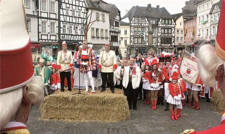 Durch die Reihen der Stadtsoldaten hindurch konnte die „Faust von Linz“ ihren Gegner fixieren.DL