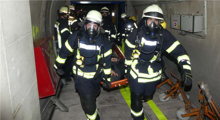 Durch die Rettungszwischenräume der beiden Tunnelröhren wurden die Verletzten abtransportiert.Fotos: TE