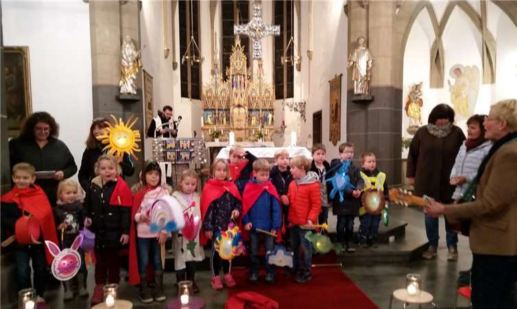 „Durch die Straßen auf und nieder, leuchten die Laternen wieder...“ - so sangen die Kinder im Gottesdienst.Foto: privat
