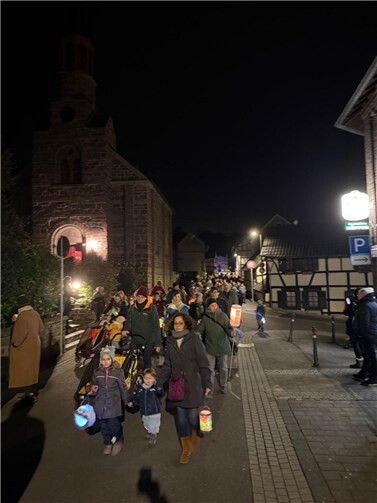 Durch die Straßen auf und nieder zog der Martinszug.