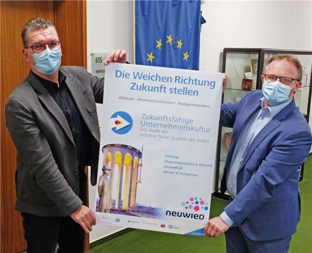 Durch die Teilnahme der Stadtverwaltung Neuwied an dem INQA-Prozess Kulturwandel die Weichen Richtung Zukunft stellen wollen (v.r.) Oberbürgermeister Jan Einig und Personalratsvorsitzender Jörg Hergott. Foto: Stadtverwaltung Neuwied