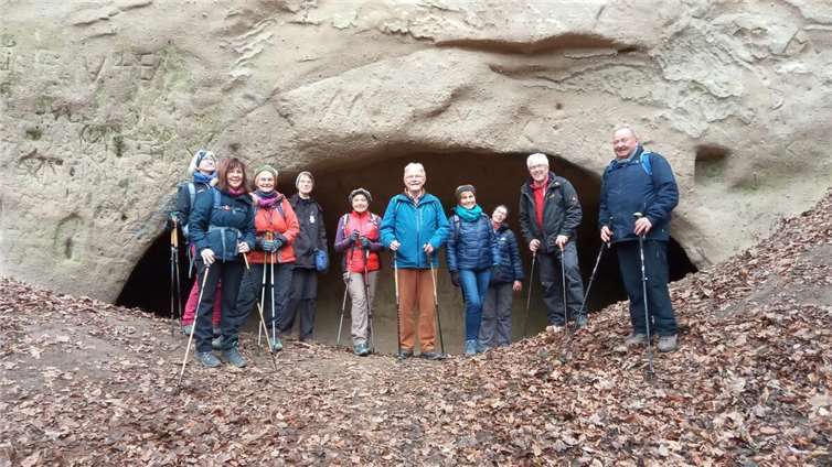 Durch die Trasshöhlen.  Foto: Eifelverein Remagen / Linda Meier