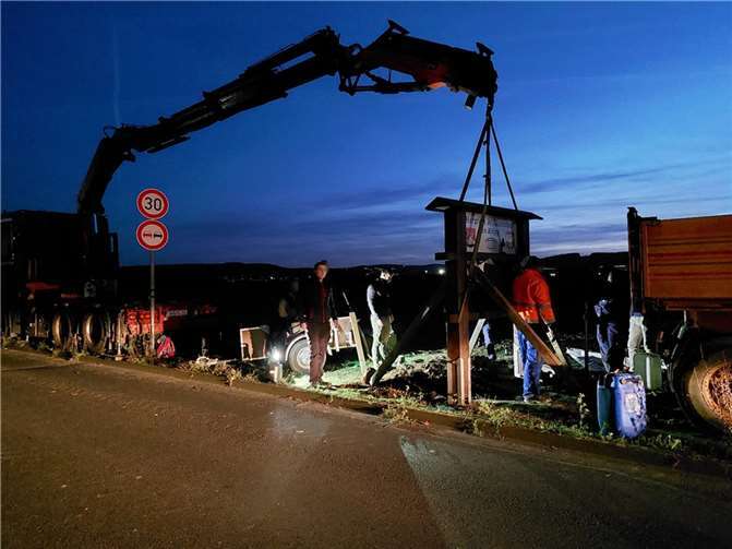 Durch die Unterstützung der Stadt Remagen und dem Ortsvorsteher Axel Blumenstein war es den Junggesellen möglich geworden, ein neues Schild zu bauen und aufzustellen. Foto: privat