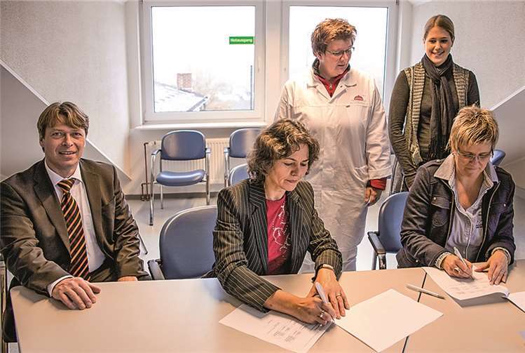 Durch die Unterzeichnung wurde der Weg frei für eine fruchtbare Zusammenarbeit zwischen Schule und Betrieb.