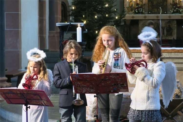 Durch die Verkleidungen für das anstehende Krippenspiel bot sich den Zuhörern zusätzlich ein weihnachtliches Bild.privat