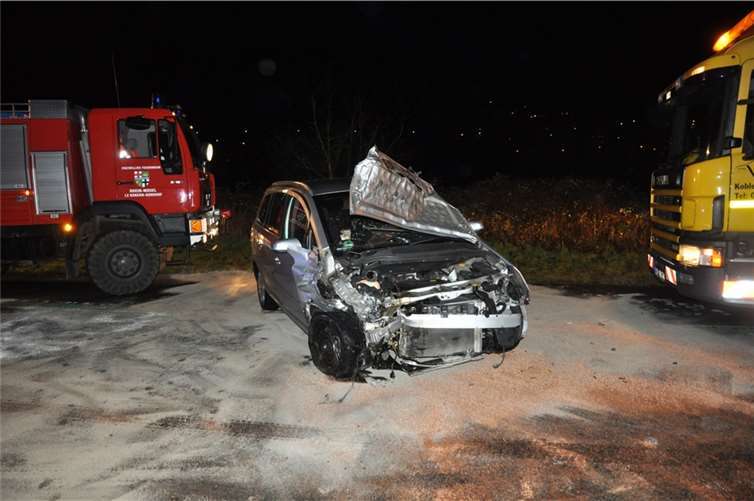 Durch die Wucht des Aufpralls wurden die Fahrzeuge total zerstört.