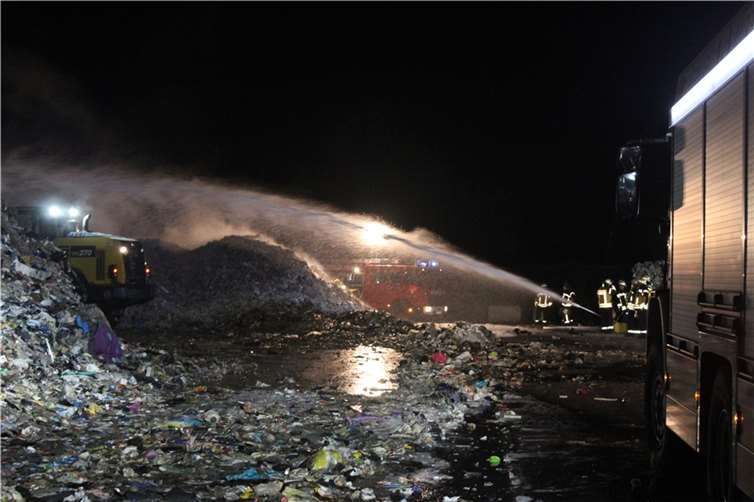 Durch die ersteintreffenden Einheiten wurde ein Löschangriff errichtet, wodurch eine weitere Brandausbreitung verhindert wurde. Foto: Feuerwehr VG Maifeld