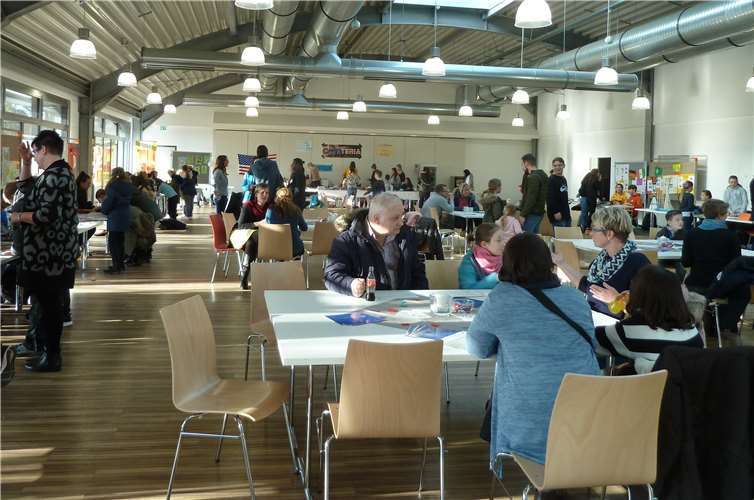 Durch die gute Organisation gab Eltern und Schülern der 4ten Klassen aus umgrenzenden Regionen genügend Raum und Zeit für Fragen und Antworten und um sich ein erstes Bild von der Schule zu machen. Fotos: privat