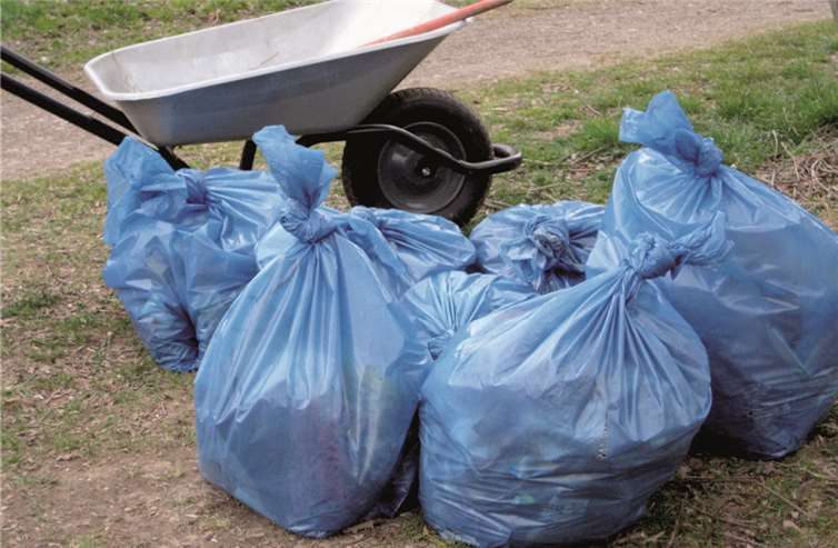 Durch die jährliche Frühjahrsputzaktion im Rodderfeld ging der Müllbestand deutlich zurück.privat