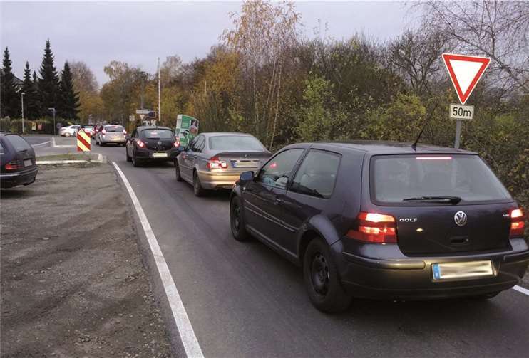 Durch die neuen Verkehrsinseln stehen die Autofahrer viel länger im Stau. privat