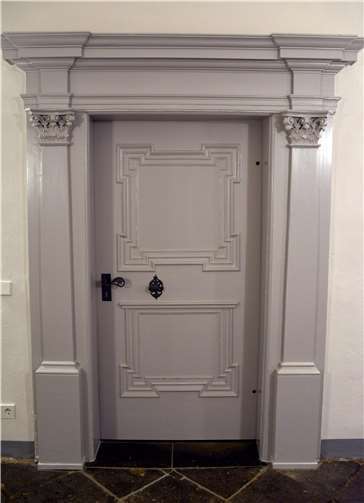 Durch diese Tür betritt man das Fürstenzimmer.