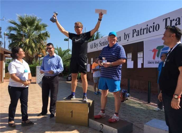 Durch ein klares 6:2 und 6:2 im Finale holte sich Sascha Hecken in der Türkei souverän den Siegerpokal.privat