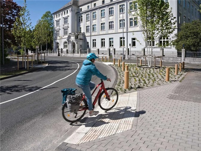 Durch eine Bordsteinabsenkung wurde aus Richtung Kardinal-Krementz-Straße eine direkte Verbindung zur Waisenhaus- bzw. Gutenbergstraße geschaffen.