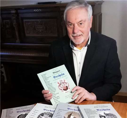 Durch eine Spende war es möglich, dass Autor Rainer Ansel seine fünf Bücher über alte Bechelner Familien an die Gemeinde übergeben konnte.Foto: privat