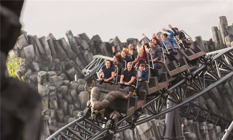 Durch eine mystische Welt mit der TARON-Achterbahn. Phantasialand