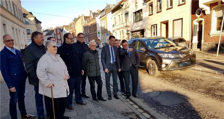 Durch eine provisorische Erneuerung der Deckschicht der Fahrbahn wird die Dierdorfer Straße, als eine der Hauptzufahrtsstraßen in die Stadt, kurzfristig sicher befahrbar sein.Foto: privat