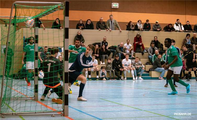 Durch einen 2:0-Erfolg gegen den SV Kripp (blaue Trikots) sichert sich Remagen den Turniersieg.Fotos: Tobias Jenatschek
