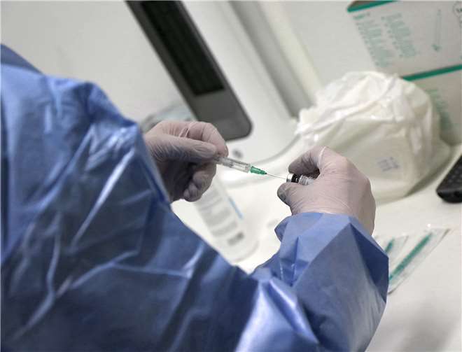 Durch einen Apotheker werden die Impfdosen aufbereitet.