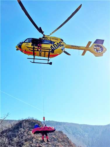 Durch einen Rettungshubschrauber mit Seilwinde wurde am Rosenmontag ein verunfallter Wanderer in einer gemeinsamen Rettungsaktion der Freiwilligen Feuerwehren der Verbandsgemeinde Altenahr und dem Rettungsdienst aus unwegsamen Gelände gerettet und zur weiteren Behandlung in ein Krankenhaus gebracht.  Foto: : Martin Marhöfer / FFW VG Altenahr