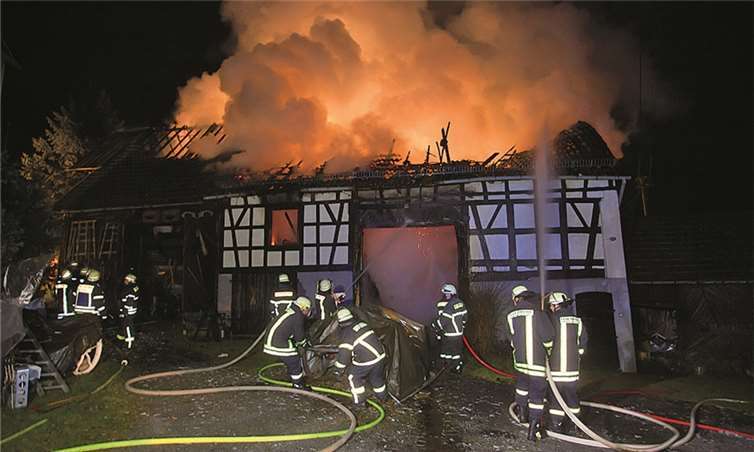 Durch einen Rundumangriff konnten die Nachbargebäude gerettet werden; die Scheune leider nicht mehr.