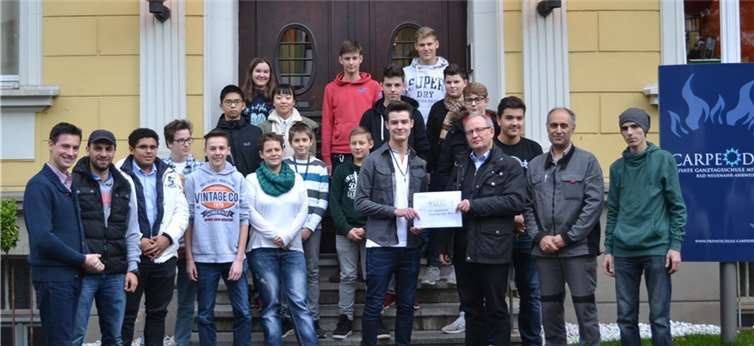 Durch einen Spendenlauf konnten die Schüler 4.000 Euro an die Ökumenische Flüchtlingshilfe überreichen.privat