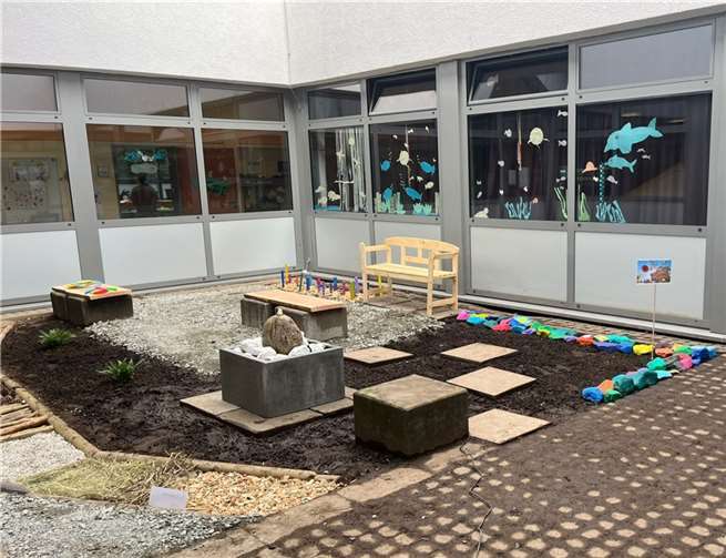 Durch einen neuen Brunnen und einen neu angelegten Barfußpfad ist der Innenhof ab jetzt ein gerne besuchter Ort der Ruhe und Entspannung.  Foto: GWH-Schule Raubach