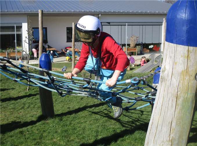 Durch gruppendynamische Aktivitäten und Rollenspielen lernten die Kinder viel über die Arbeit der Polizei. Fotos: privat