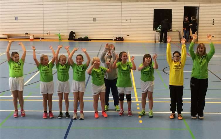 Durch ihre Einsatzbereitschaft, Kampf und Teamgeist überzeugten die kleinen Handballer das komplette Spiel und begeisterten die mitgereisten Mendiger Fans. privat