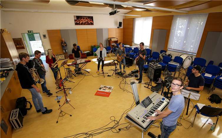 Durch intensives Proben stellte die Band ein ansprechendes Programm auf, so haben sie für jeden Anlass die passenden Songs.