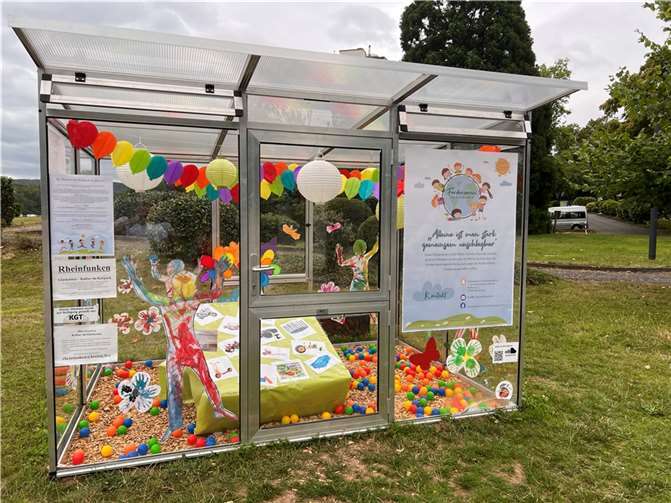 Durch kreative Bastelarbeiten der Kinder der KiTa „Wunderwelt“ entstand im Glaskasten eine bunte Sommerwiese mit den Silhouetten spielender Kinder. Quelle: Förderverein KiTa „Wunderwelt“