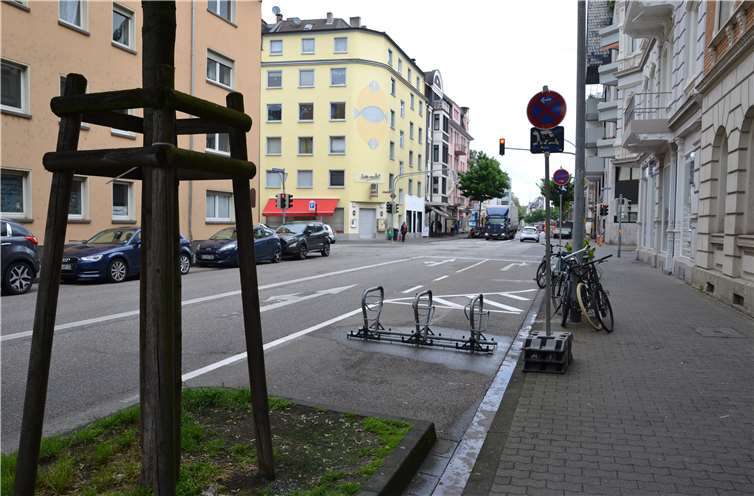 Durch kürzere Rechtsabbieger-Spuren hat die Stadt Platz für neue Radabstellanlage geschaffen.Foto: Stadt Koblenz