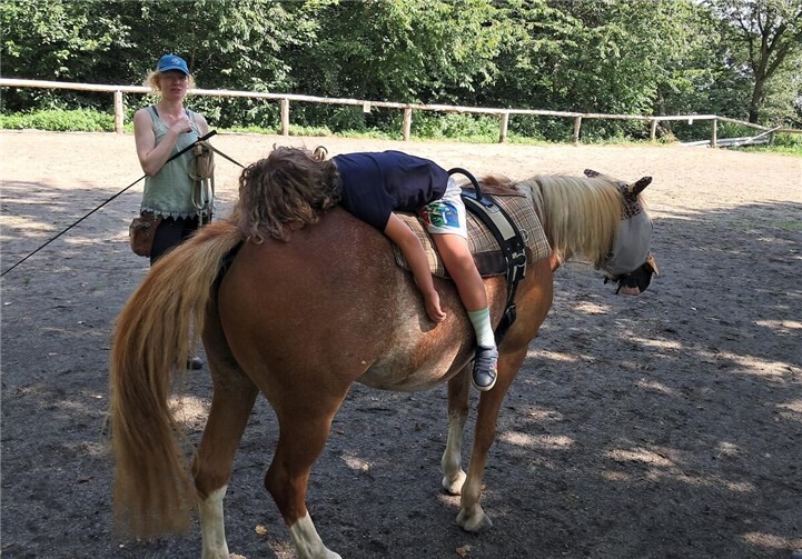 Durch pferdegestützte Interventionen lernen die Kinder, Ängste zu bewältigen, Traumata zu verarbeiten und psychische Belastungen zu reduzieren.  Fotos: privat