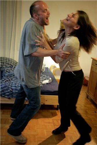 Durch praktische Übungen wird beim Selbstbehauptungstraining trainiert, bedrohliche Situationen frühzeitig zu erkennen, um entsprechend handeln zu können. Privat