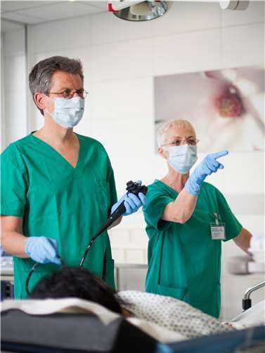 Durch sogenannte Vorsorge-Koloskopien lässt sich das Risiko an Darmkrebs zu erkranken deutlich minimieren. Was dahinter steckt, erläutert Chef-Gastroenterologe Prof. Jörg Heller (li.) im Arzt-/Patientenseminar am 18. Juli.  Foto: Marienhaus