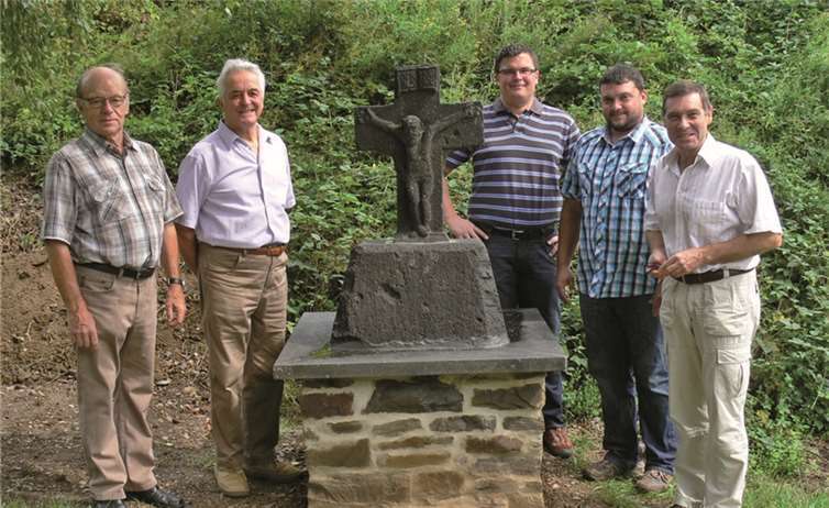 Durch tatkräftige Unterstützung konnte das Kreuz nahe seines alten Standortes aufgestellt werden.privat