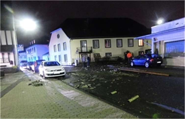 Durch umherfliegende Äste und andere Dinge wurde der Straßenverkehr beeinträchtigt.