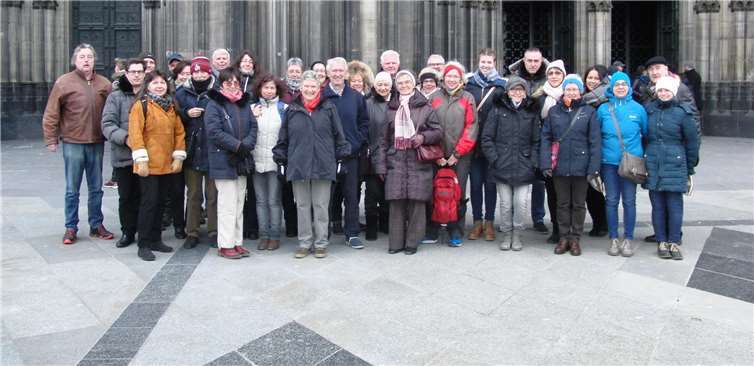 Durch versierte Mitarbeiter der Dombauhütte erfuhren die 37 Teilnehmer der halbtägigen Studienfahrt Interessantes zur Baugeschichte des Domes.privat