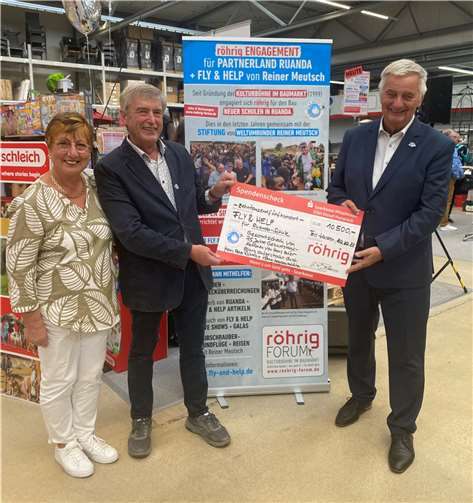 Durch viele Spenden - auch vom röhrig-hagebaumarkt in Andernach - kamen 10.500 Euro für eine weitere Schule in Ruanda zusammen, wo Hans Peter Röhrig und Annegret Röhrig den Scheck an Weltumrunder Reiner Meutsch überreichen konnten. Foto: privat