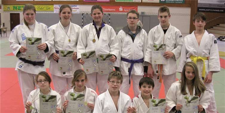 Durchaus sehen lassen konnte sich die Wettkampfbilanz der Judokas aus Urmitz beim traditionellen Herbstturnier (V.l.): T.Strempel, A.Chandoni, N.Weihmann, N.Schnapp, C.Leufgen; stehend: F.Stube, K.Stube, A.Stube, A.Dergunov, F.Mayrböck, M.Schmidt.privat