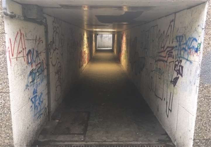 Durchgang der Unterführung der B42.